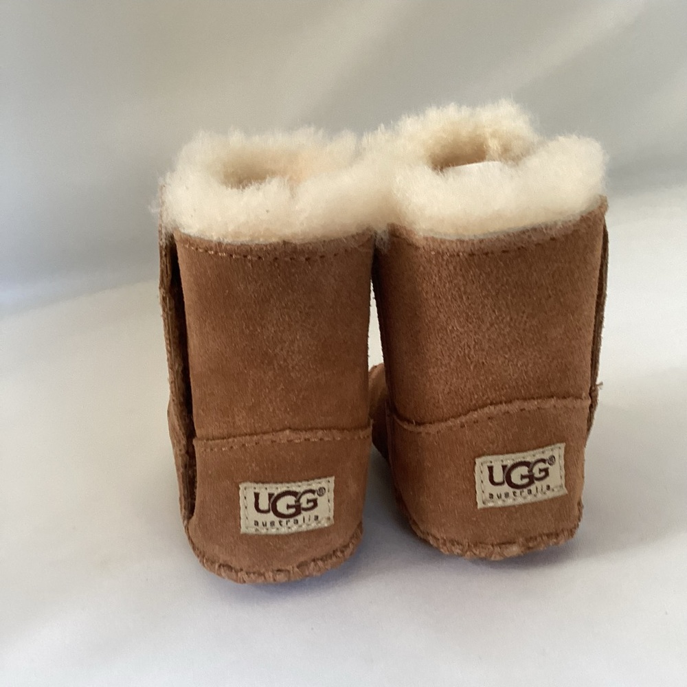 Ugg NWOT Baby Classic Suede booties in chestnut Size 1